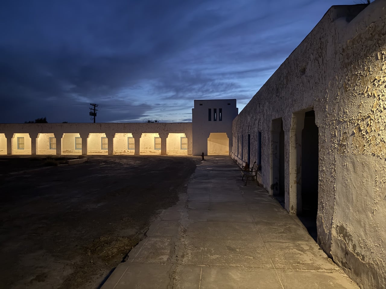 Osvětlené nádvoří opuštěného hotelu Amargosa Opera House za soumraku