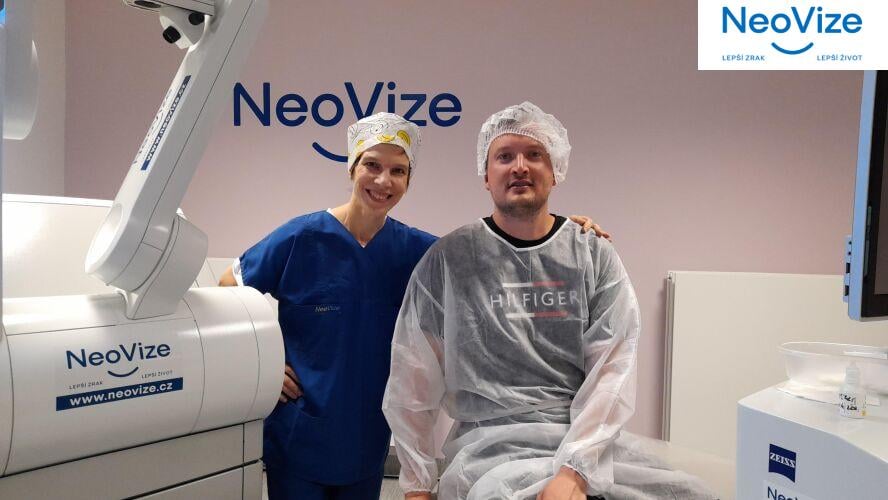 Doktorka a pacient v laserové ordinaci NeoVize Brno u přístroje NeoSMILE Pro
