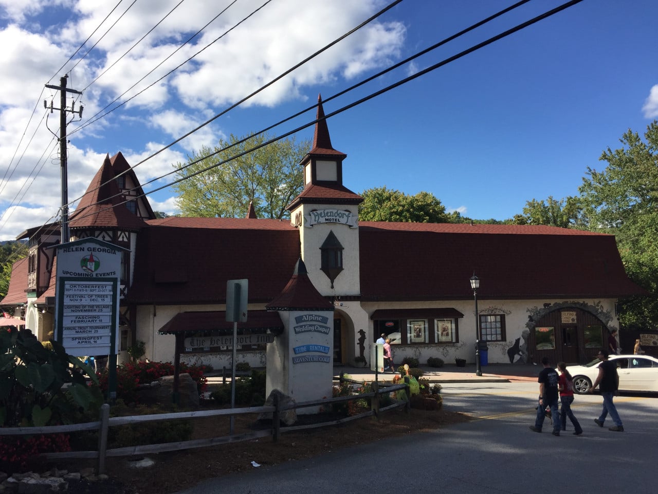 Bavorský motel v Helen, Georgia, s nápisy Oktoberfest a Alpine Wedding Chapel.