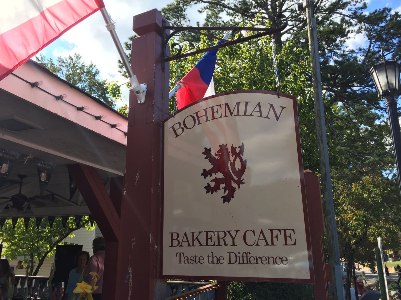 Cedule Bohemian Bakery Cafe s českou vlajkou v Helen, Georgia.