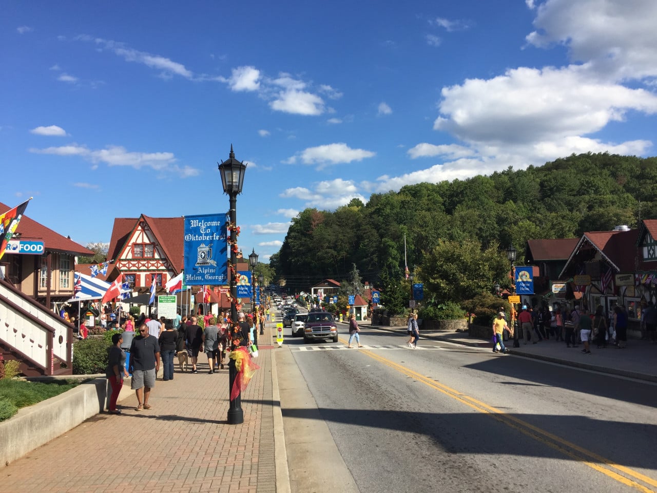 Ulice Helen, Georgia během Oktoberfestu s bavorsky laděnými domy a davy lidí