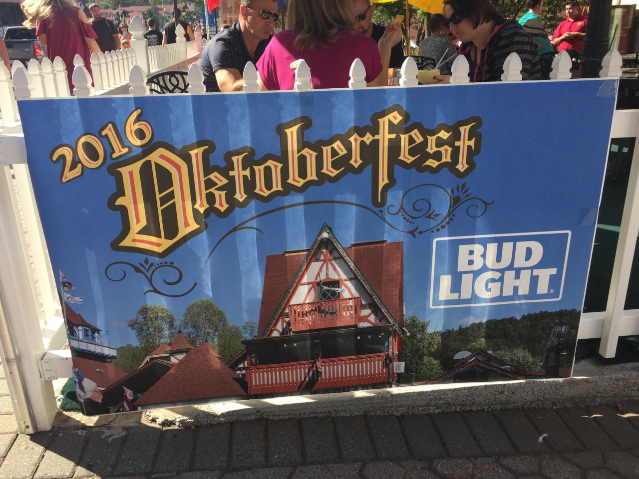 Banner Oktoberfest 2016 v Helen, Georgia, s logem Bud Light a lidmi za plotem