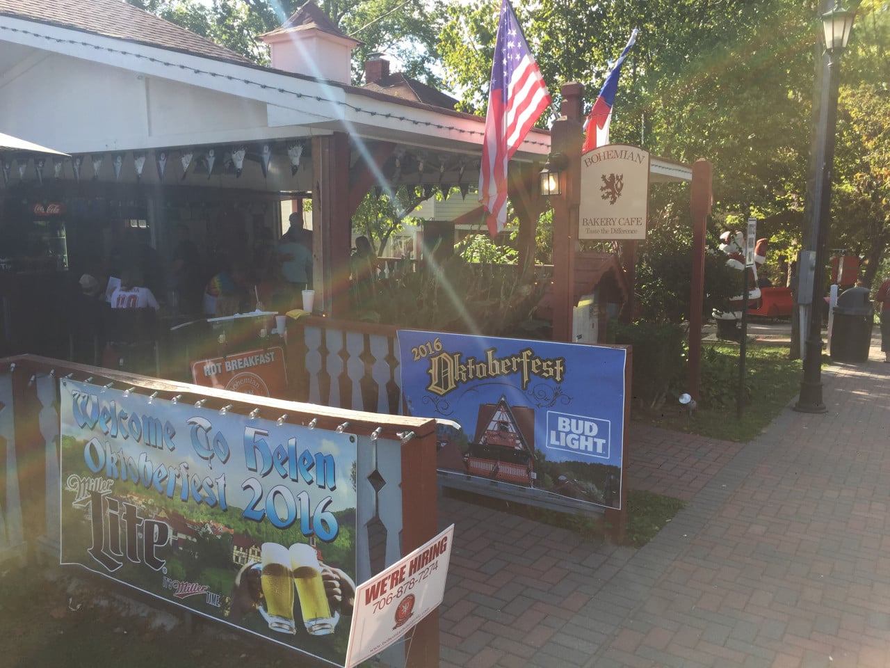 Vstup do Helen Oktoberfest s americkou a českou vlajkou a nápisy na stánku.