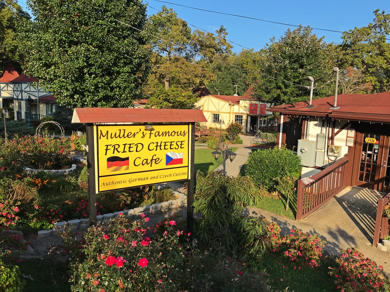 Cedule Muller's Famous Fried Cheese Cafe s německou a českou kuchyní v Helen, Georgia