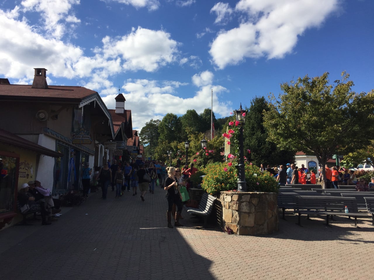 Bavorské uličky v Helen, Georgii s turisty, květinami a modrou oblohou