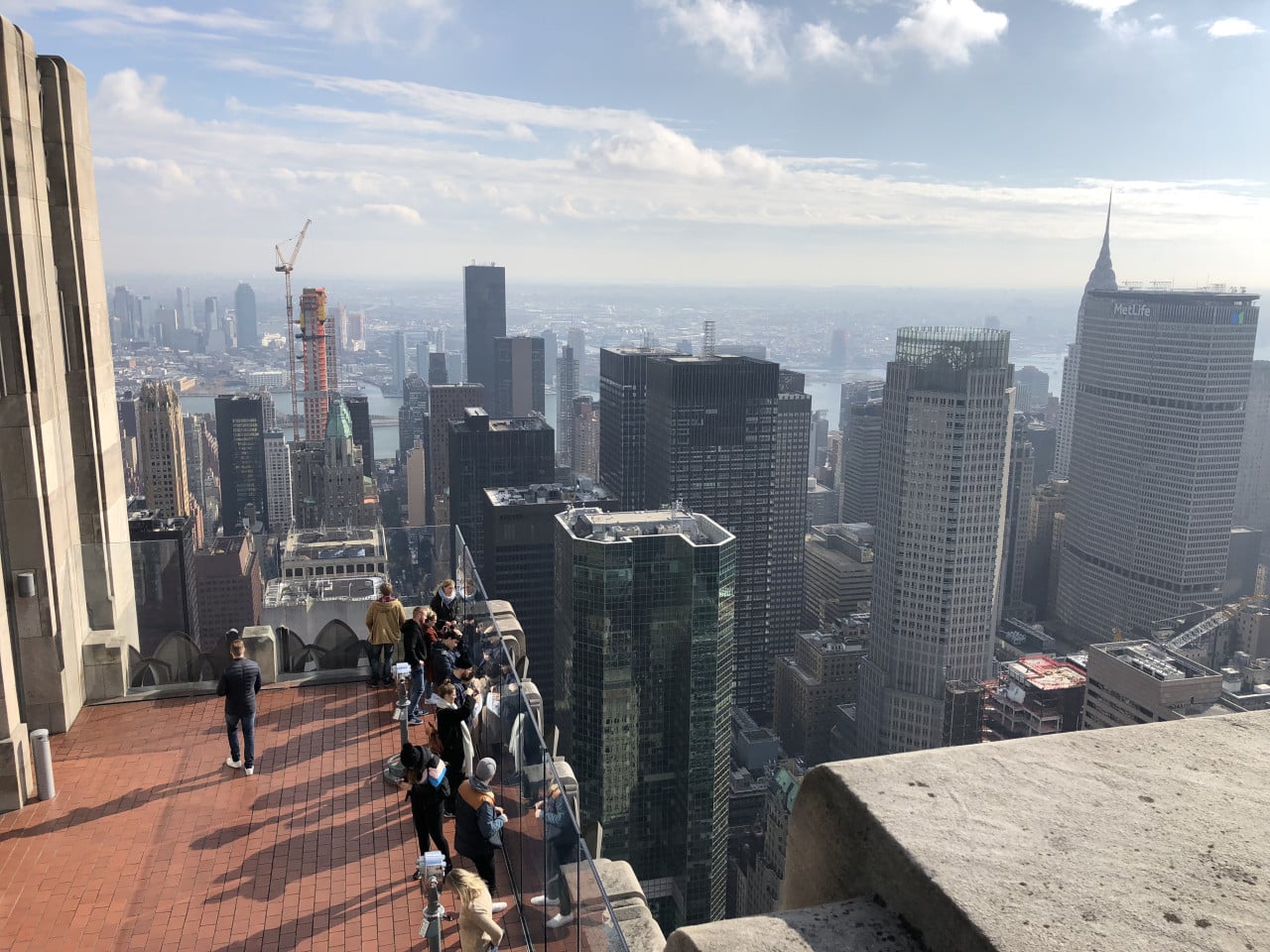 Výhled z One World Center na Manhattan, návštěvníci na vyhlídce a budova MetLife.