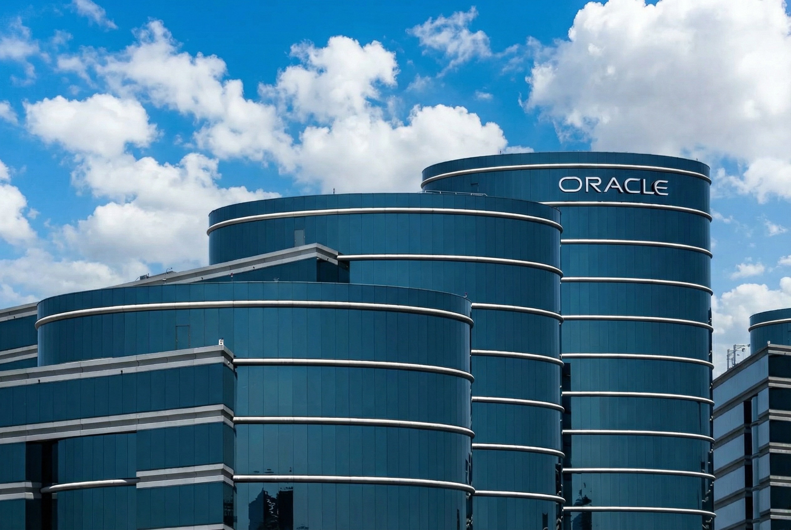 Oracle shání 50 miliard dolarů na expanzi cloudových datových center pro OpenAI a další