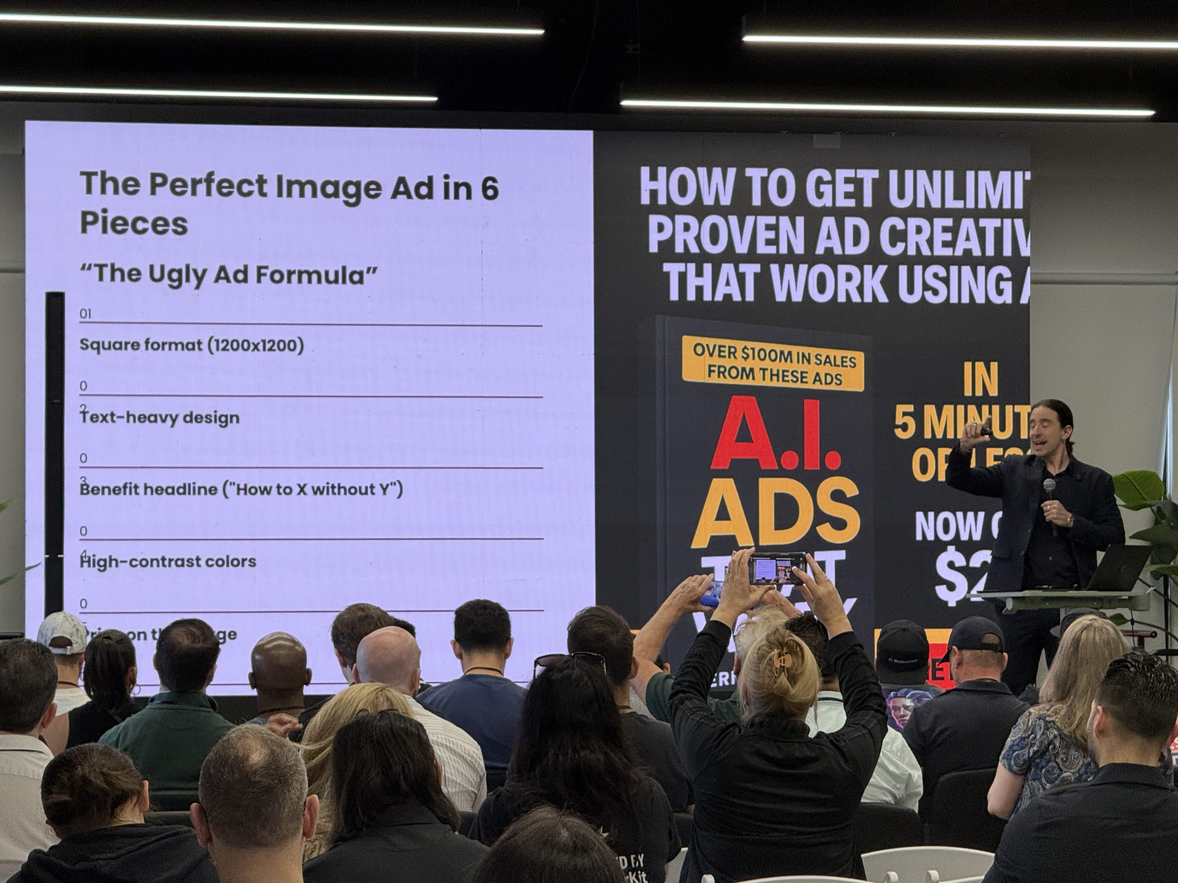 Přednášející před publikem, na plátně The Perfect Image Ad in 6 Pieces, A.I. ADS.