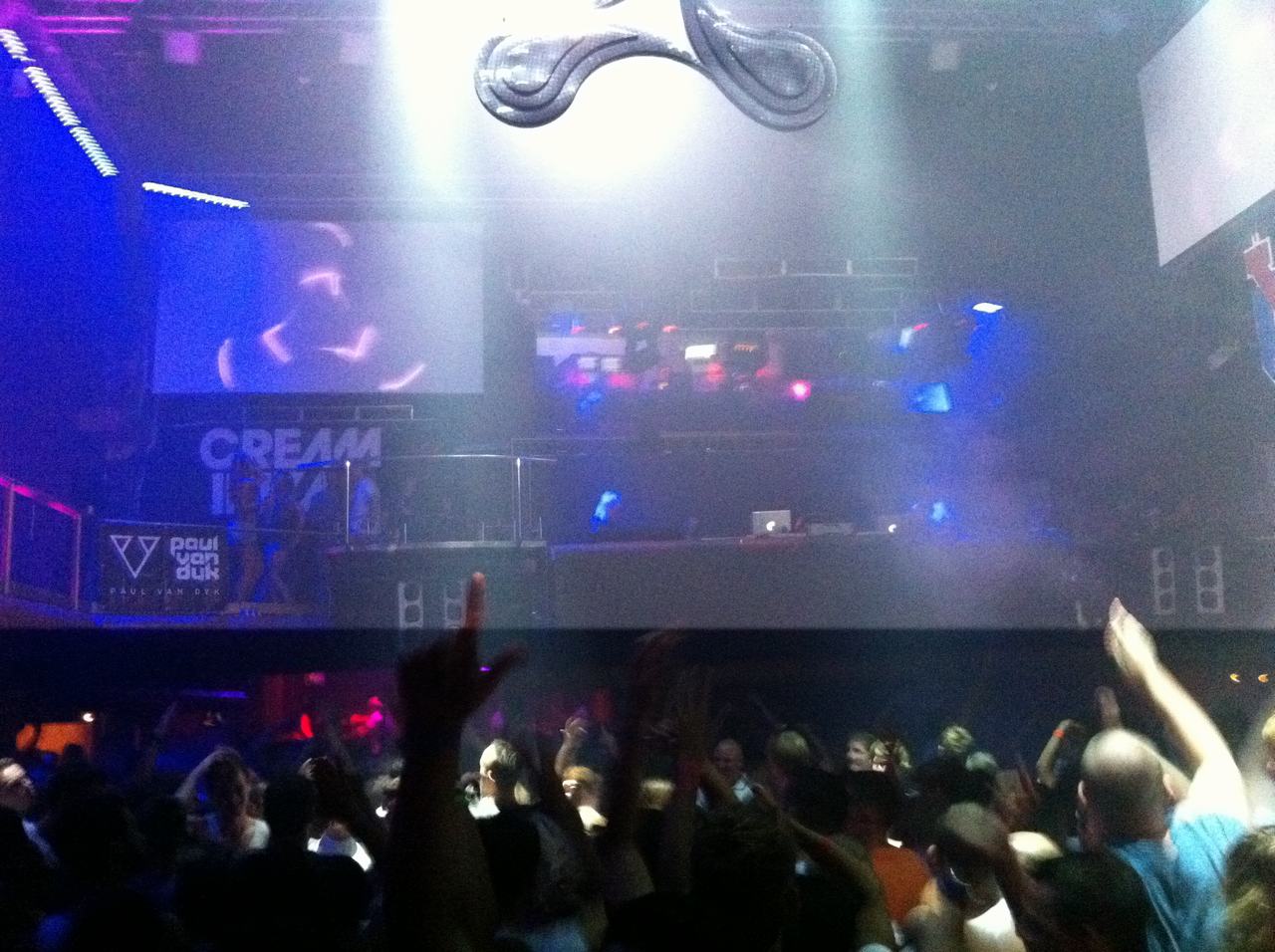 Dav v klubu pod pódiem, světla a nápisy CREAM, paul van dyk