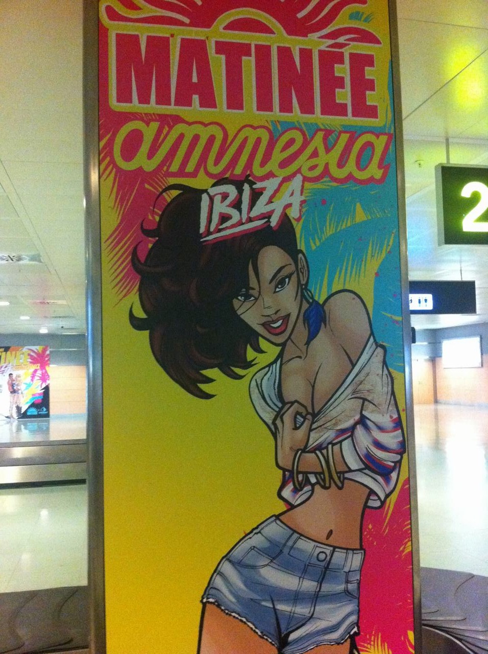 Plakát s nápisem MATINEE amnesia IBIZA a ilustrací ženy v krátkých šortkách