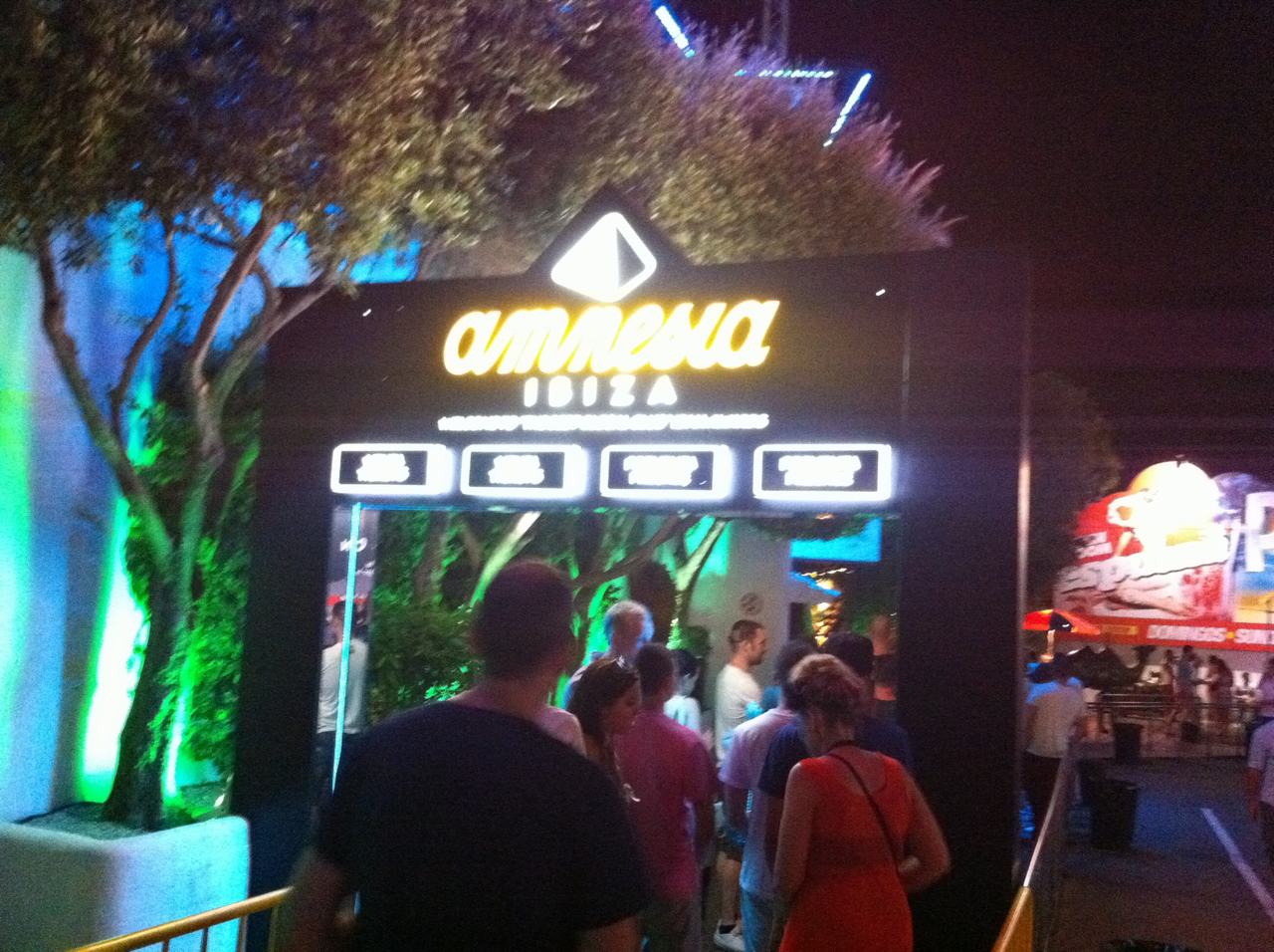 Noční vstup do klubu amnesia IBIZA, lidé čekají ve frontě.