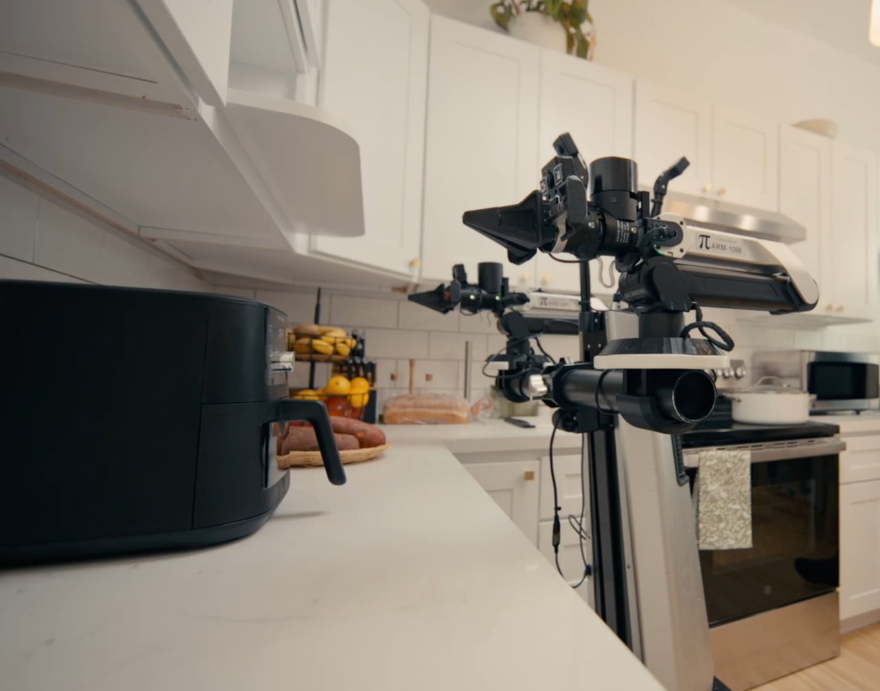 Physical Intelligence má nový model pro roboty, díky kterému zvládají i věci, které nikdy nedělali