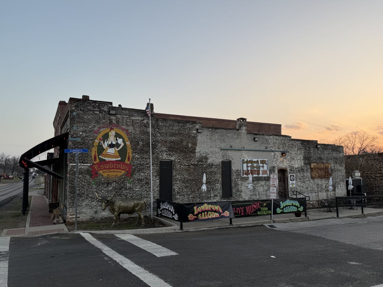 Cihlový bar Lowbrows, mural, nápisy Lowbrow's Saloon, LIVE MUSIC THIS WEEKEND, Liberty.