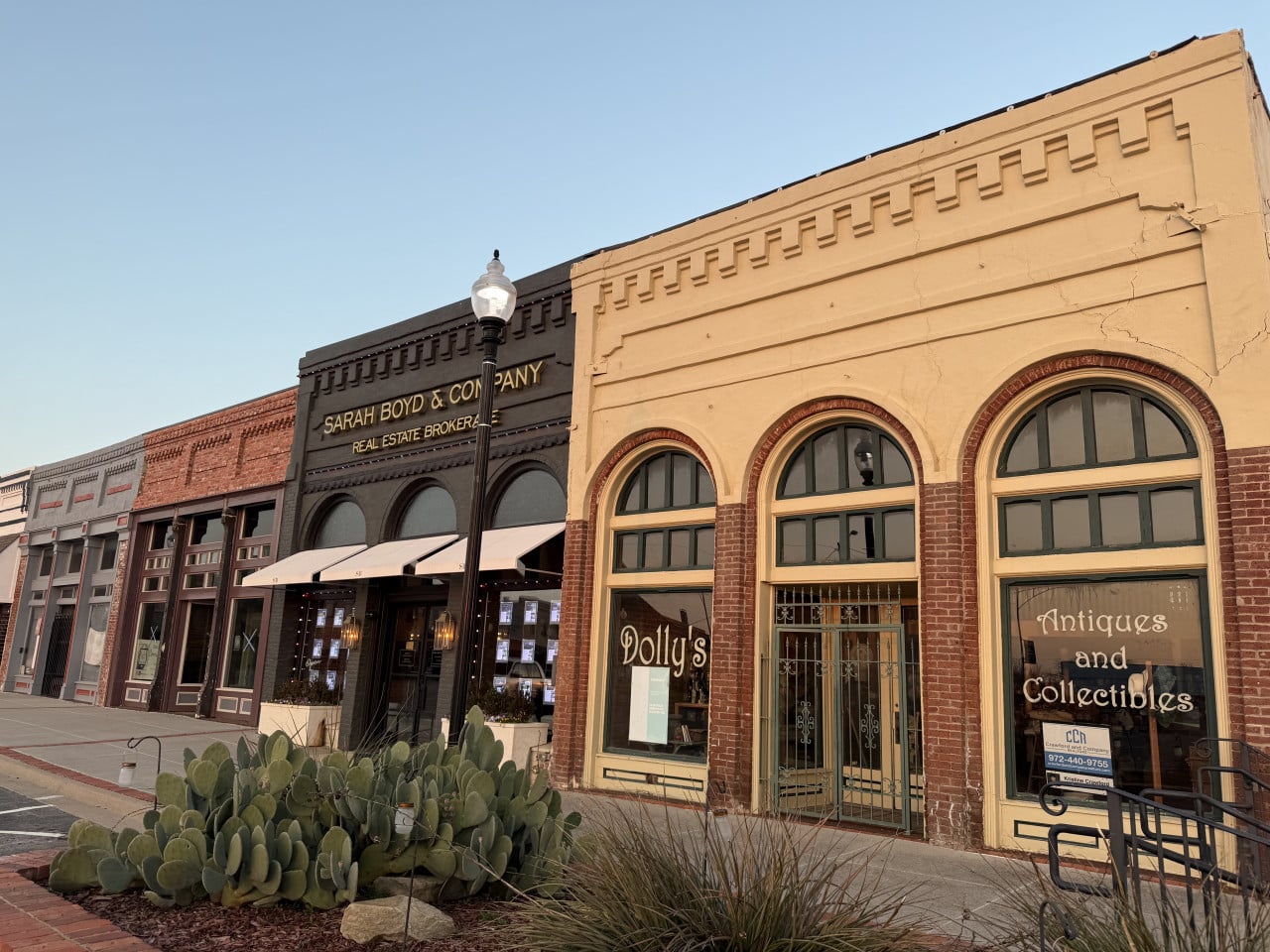 Historické fasády Pilot Point, nápisy SARAH BOYD & COMPANY, Polly's, Antiques and Collectibles, kaktus.
