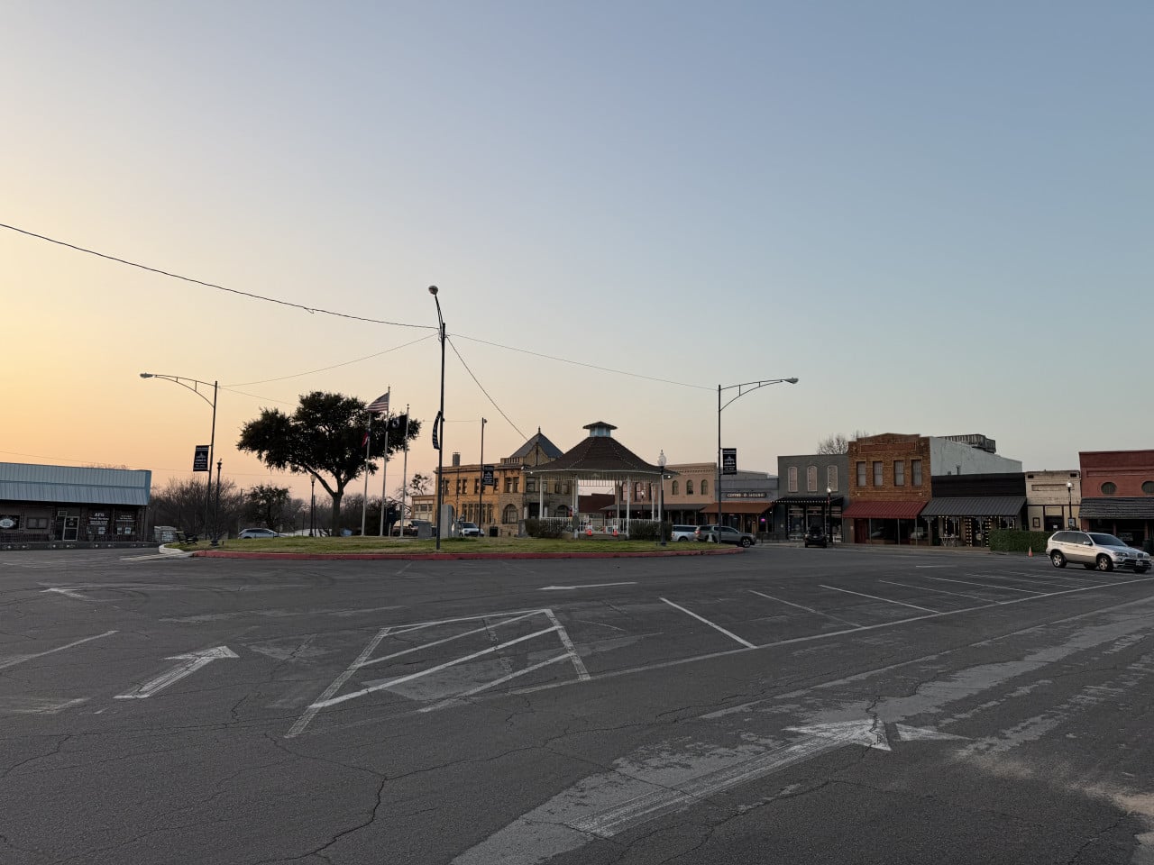 Náměstí v Pilot Point, altán, historické fasády a nápis COFFEE + HOUSE.