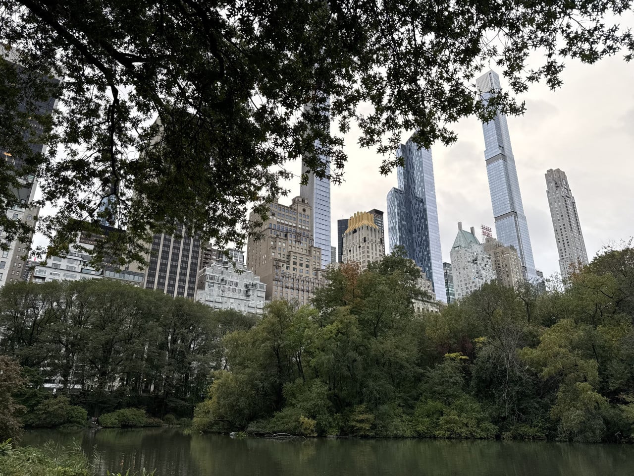 Pohled na Central Park s jezírkem a mrakodrapy Manhattanu v pozadí
