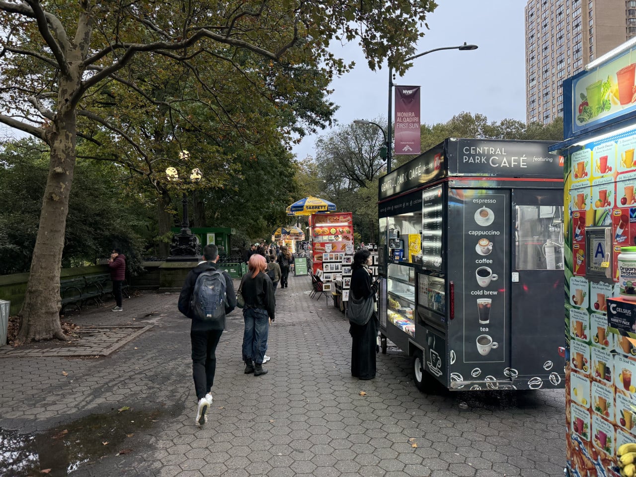 Central Park s lidmi, stánky s občerstvením a kavárnou Central Park Café