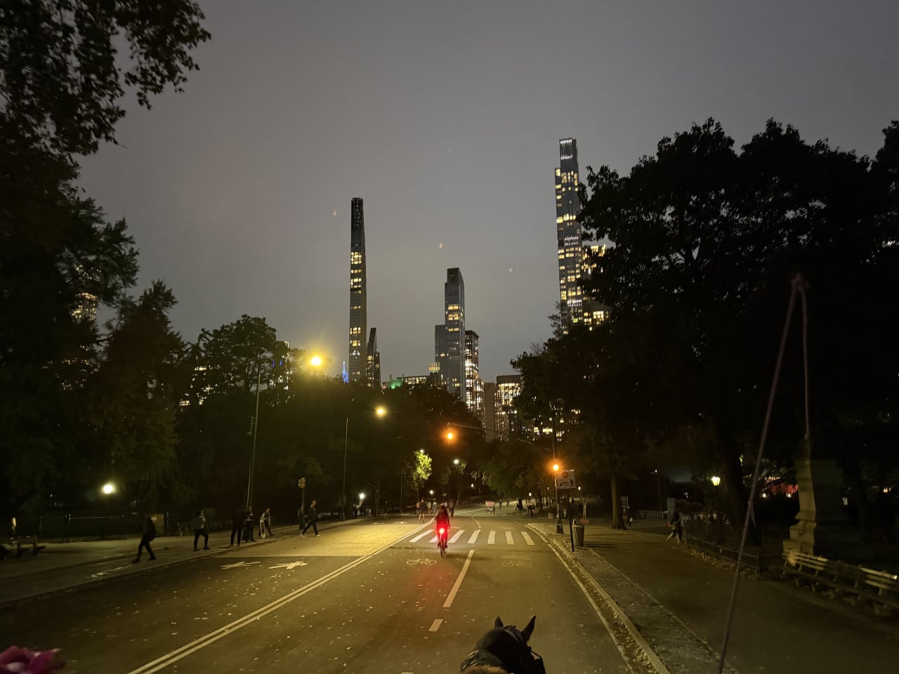 Noční Central Park z kočáru, osvětlené mrakodrapy v dálce