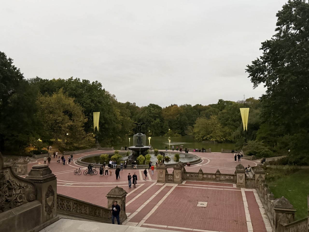 Pohled na Bethesda Terrace v Central Parku s fontánou a návštěvníky