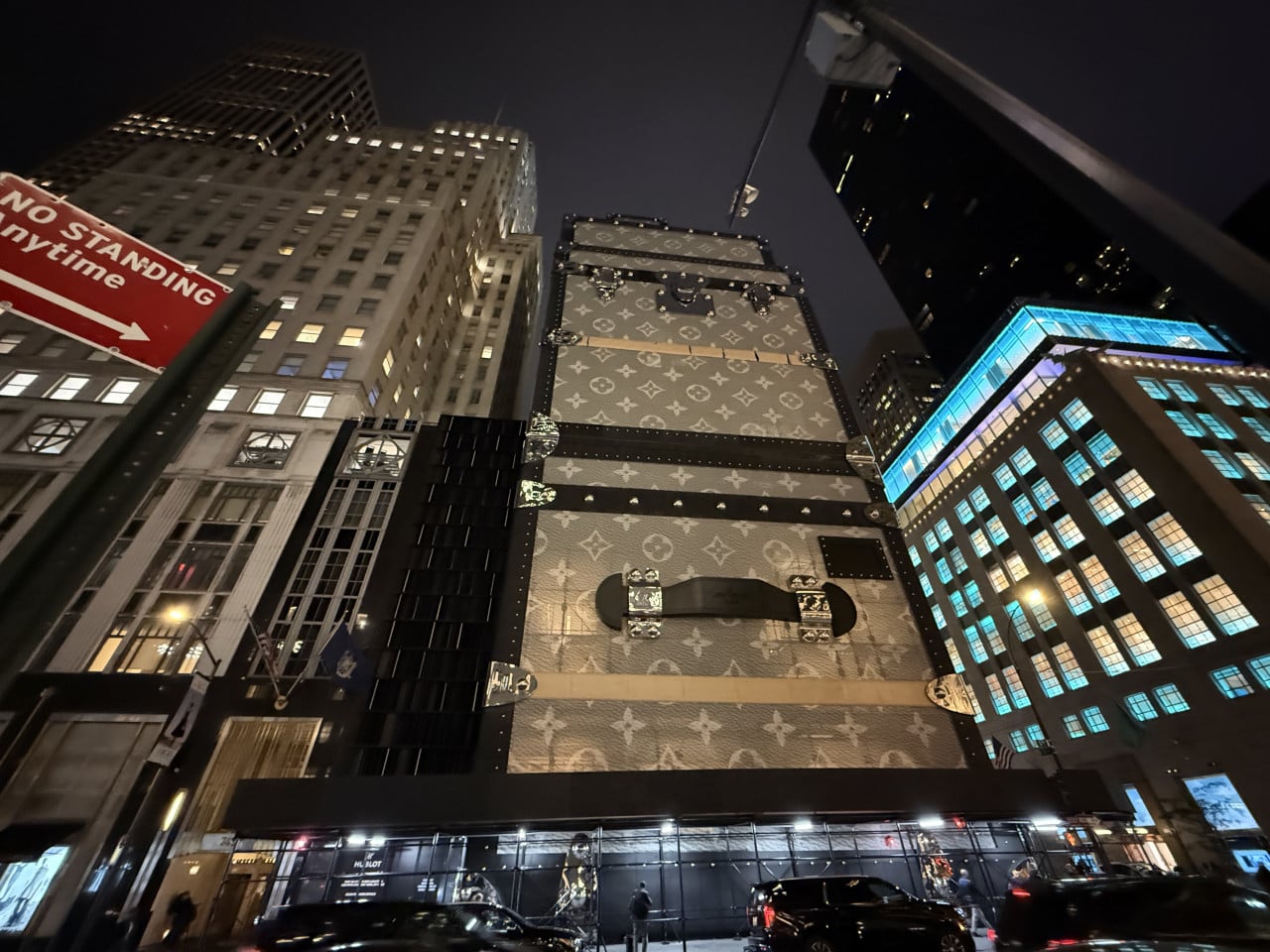 No standing anytime a obří kufr Louis Vuitton v noci na Páté avenue