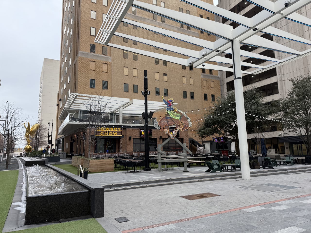 Plaza v downtown Dallas, fontána, posezení, neonový kovboj na býku, COWBOY CHOW.