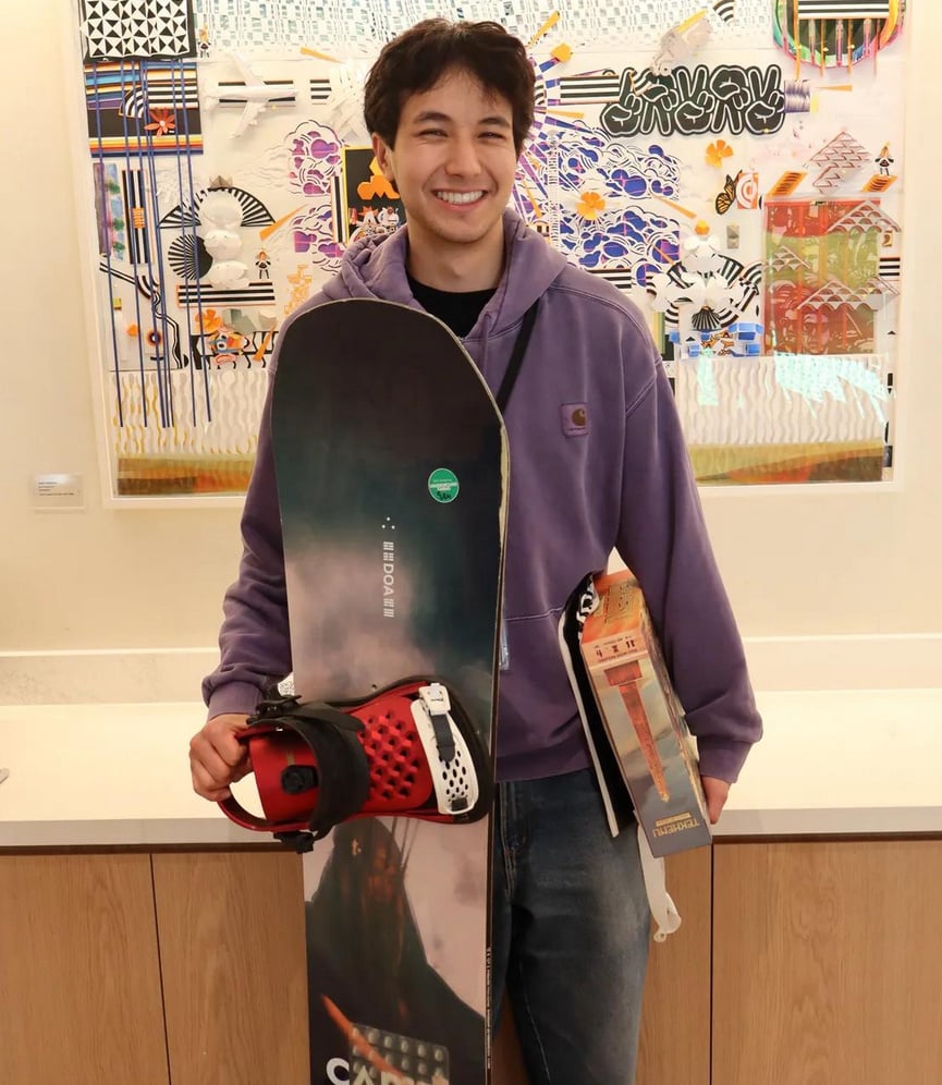 Muž s jeho snowboardem.