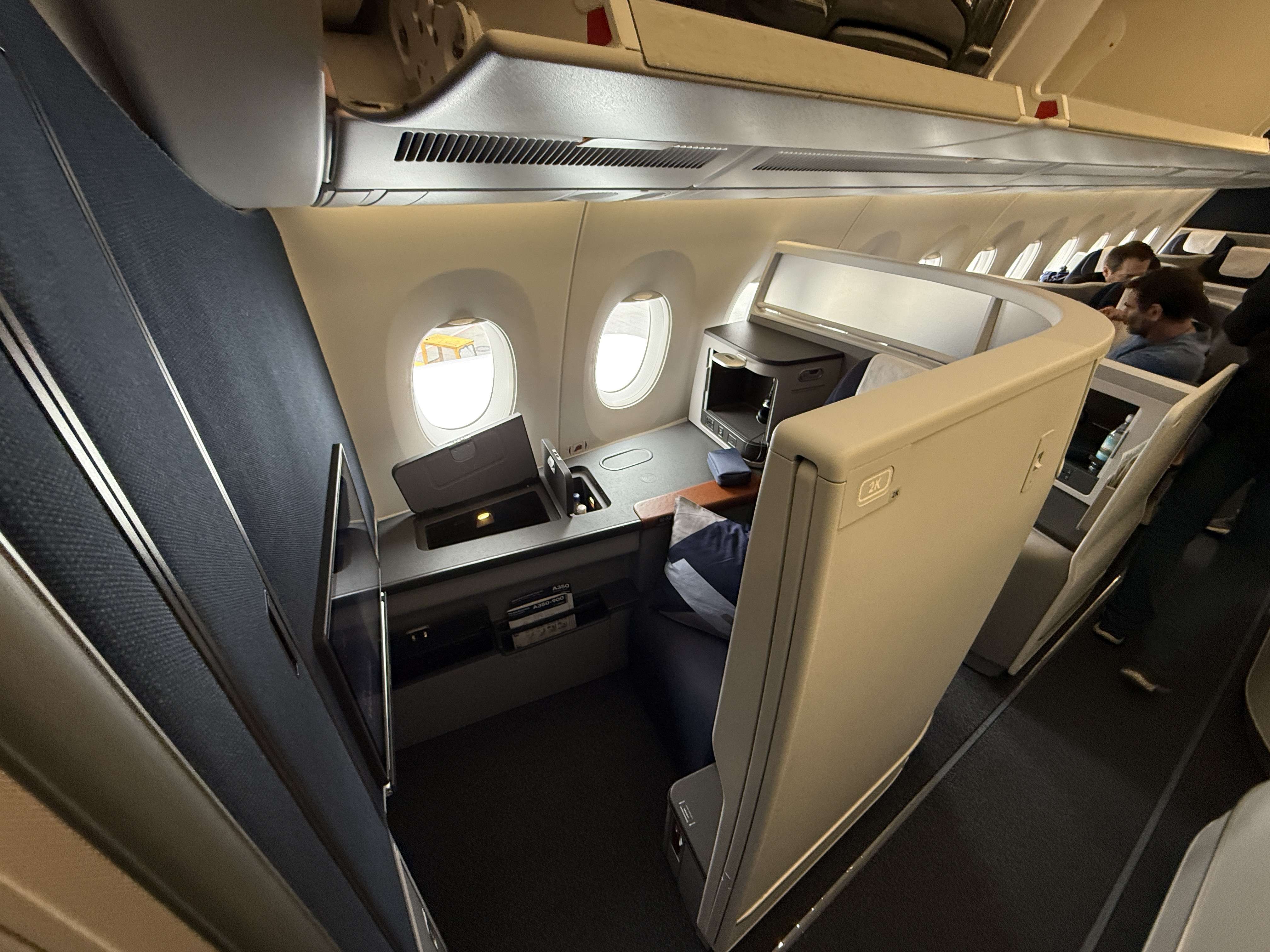 Sedadlo Lufthansa business class 2K s přepážkou, okny, úložným prostorem a polštářem