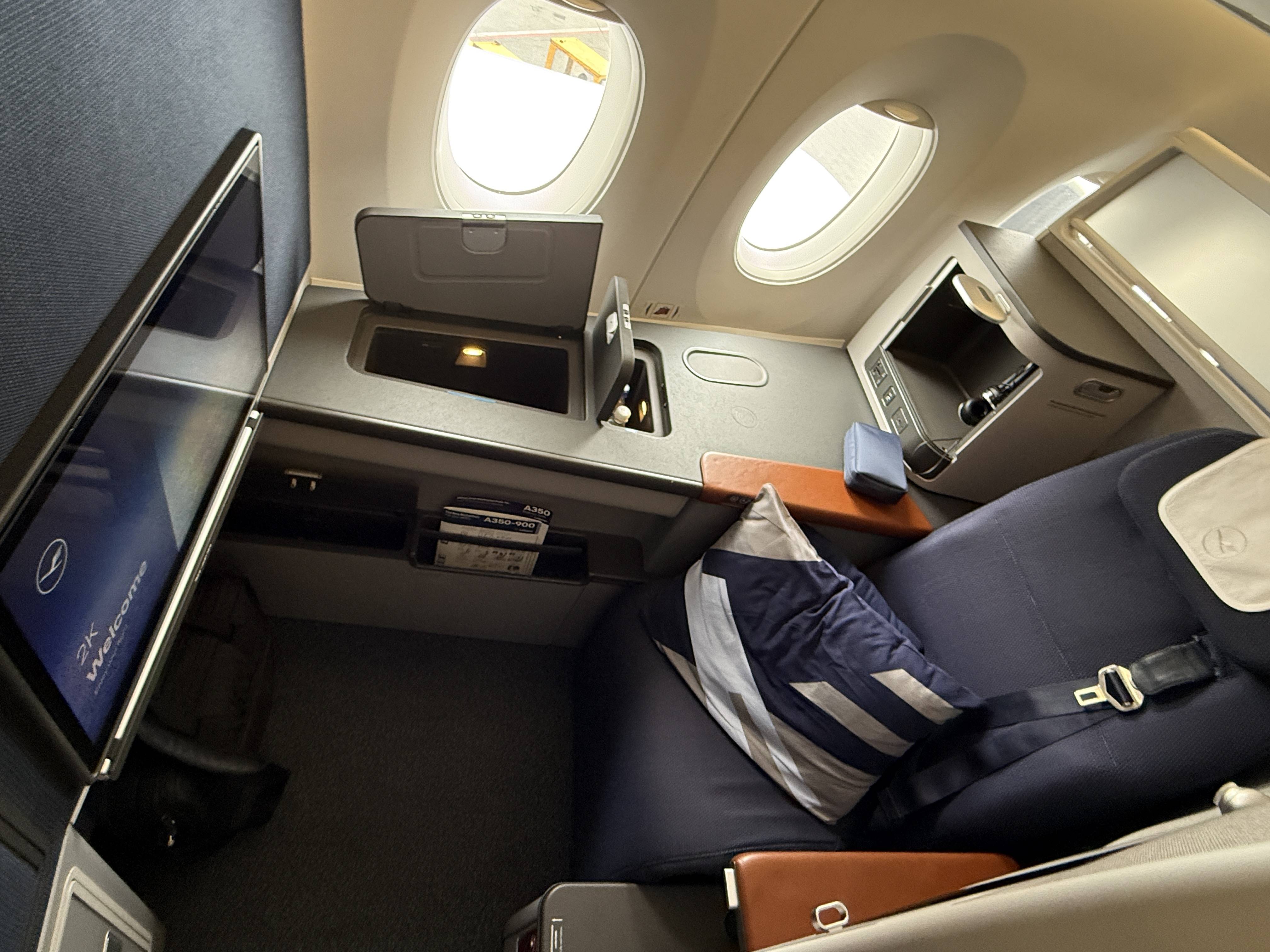 Sedadlo Lufthansa business class s polštářem, úložnými prostory a obrazovkou 24x Welcome