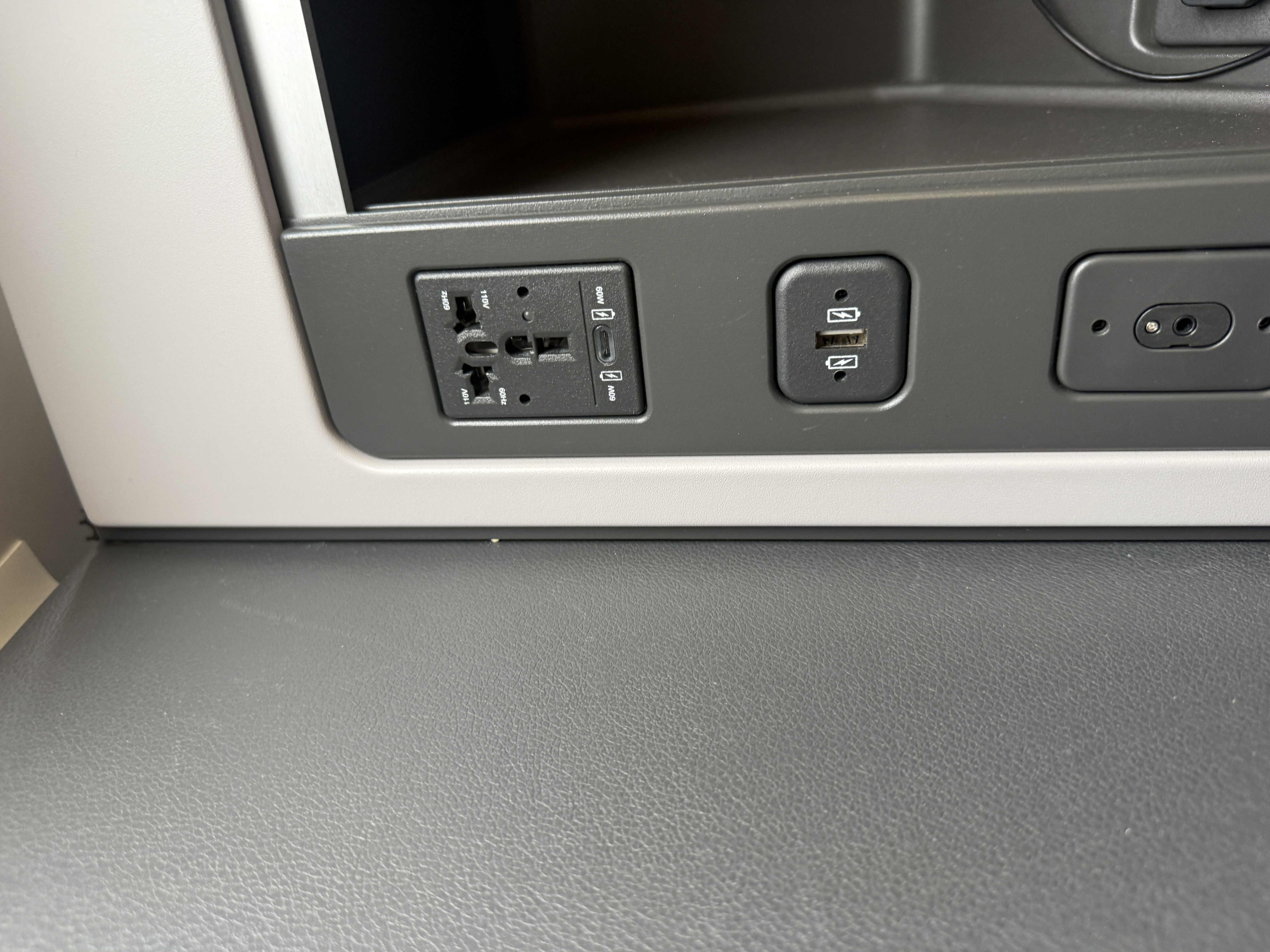 Zásuvka 110V MAX 100W a dva USB porty v letadle