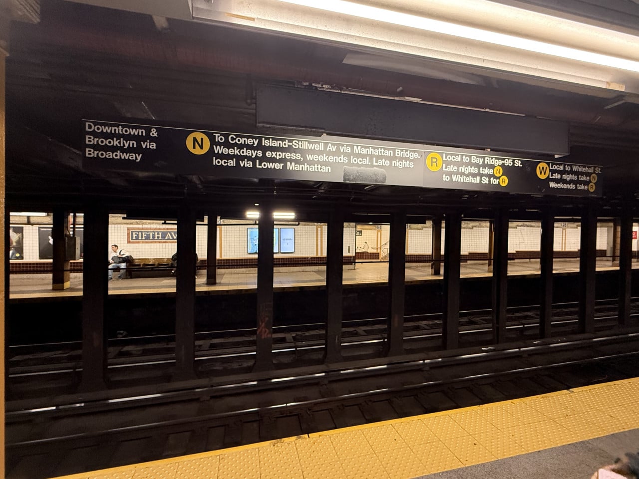 Stanice newyorského metra s označením Downtown & Brooklyn via Broadway a Fifth Av.