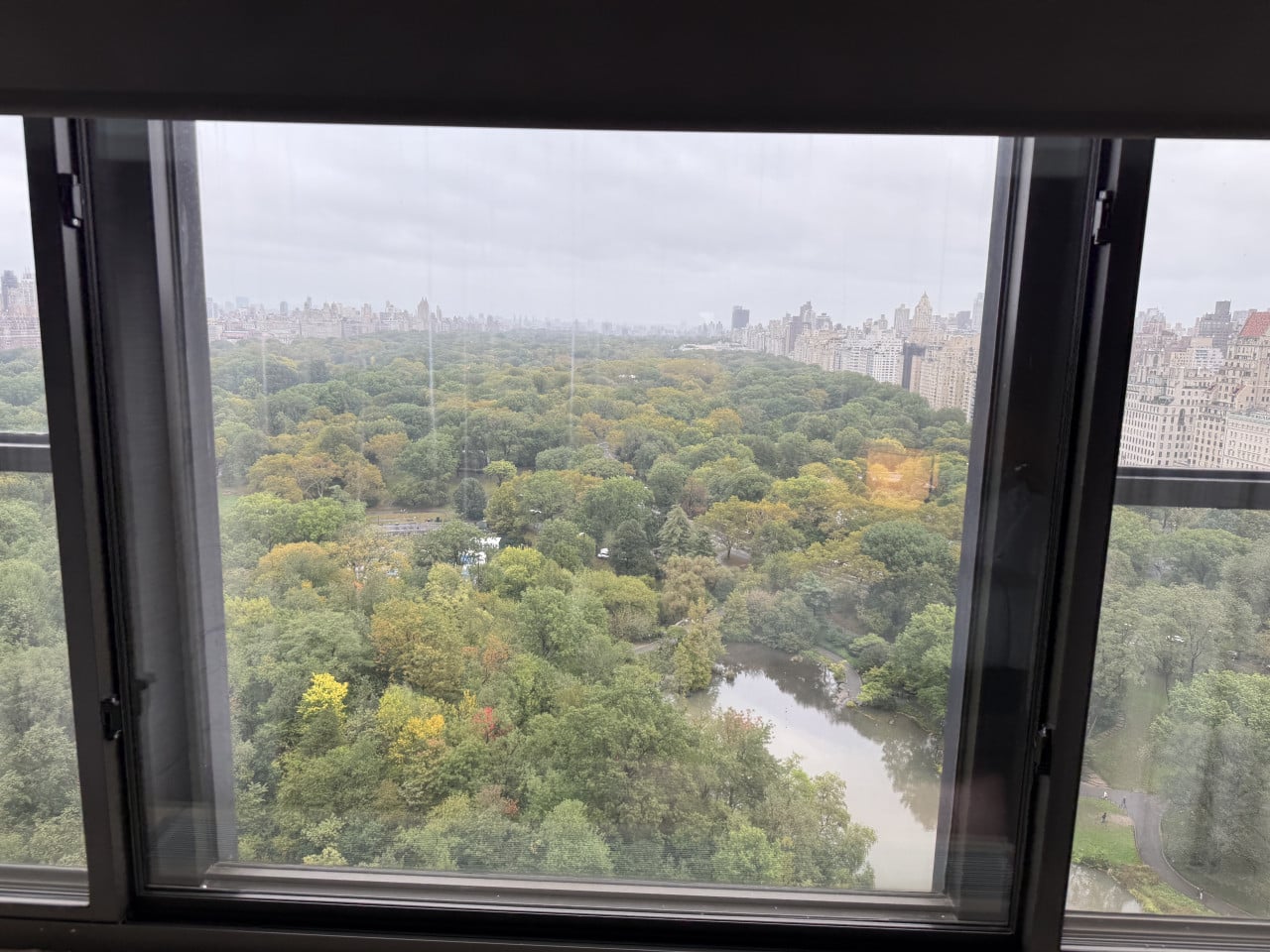 Výhled z hotelového okna na Central Park a okolní mrakodrapy.