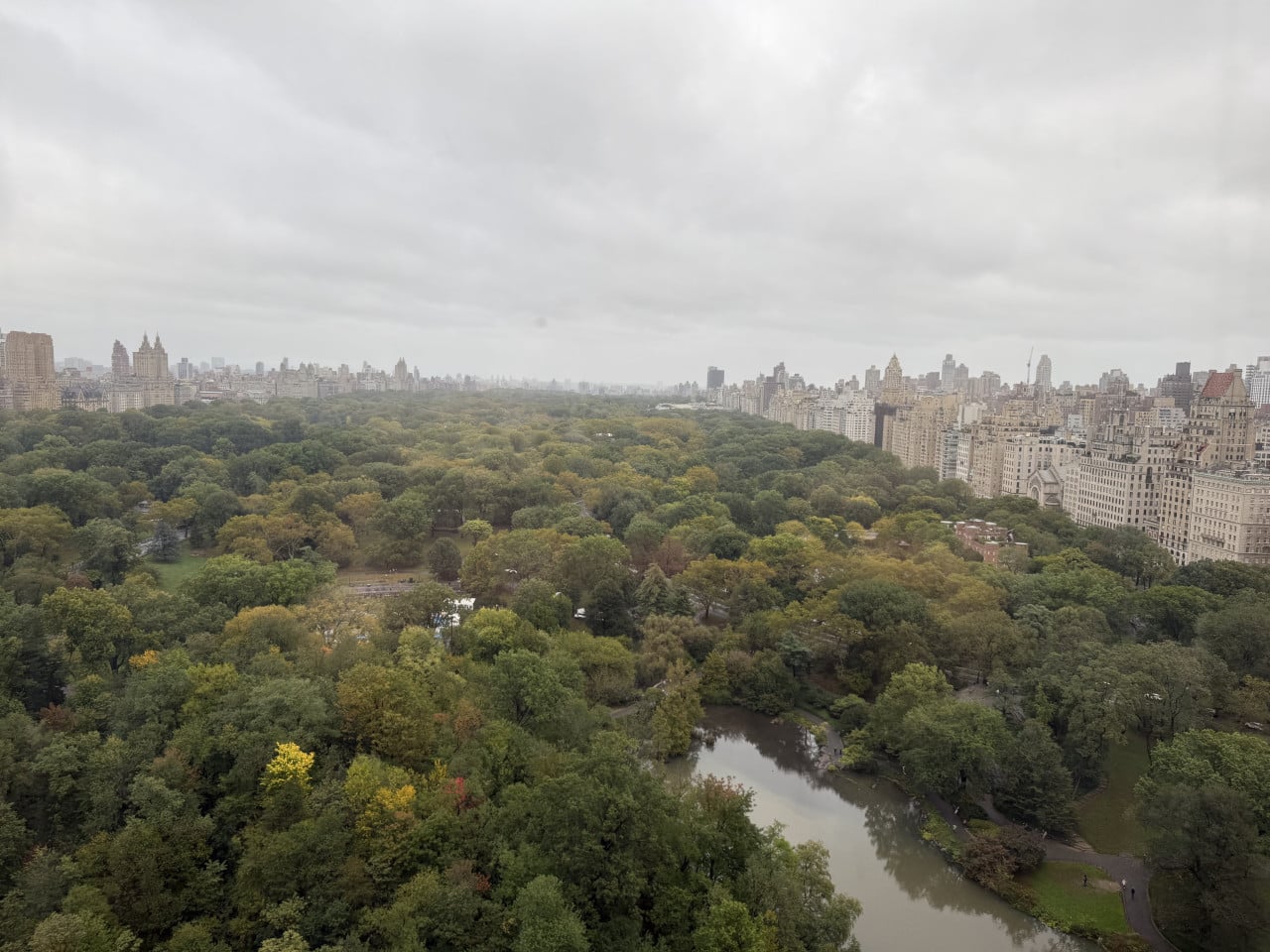 Pohled na Central Park z výšky, okolní manhattanské mrakodrapy pod zataženou oblohou