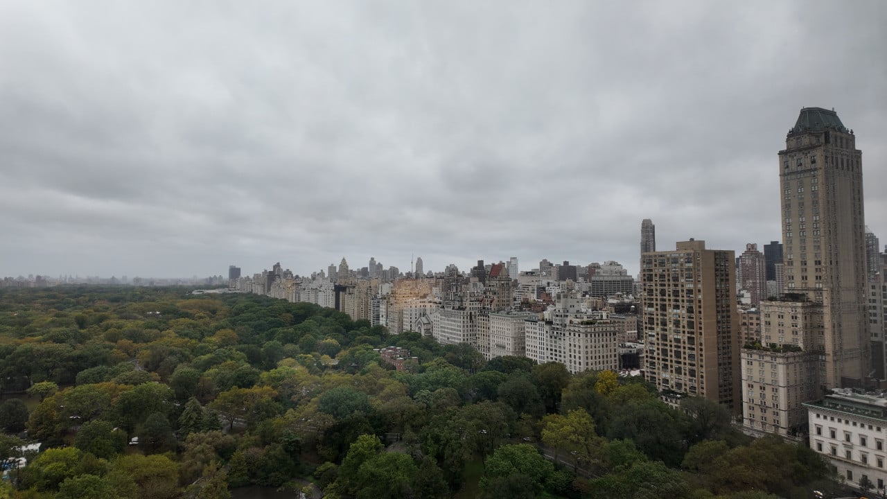 Pohled z hotelu na Central Park a manhattanské mrakodrapy pod zamračenou oblohou