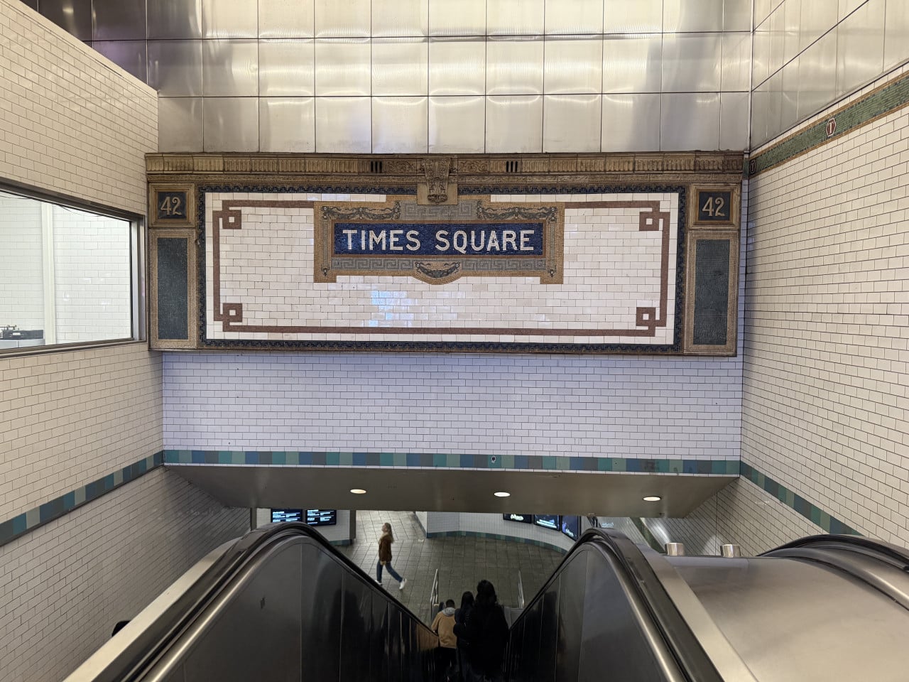 Stanice metra Times Square s mozaikou a eskalátorem dolůn