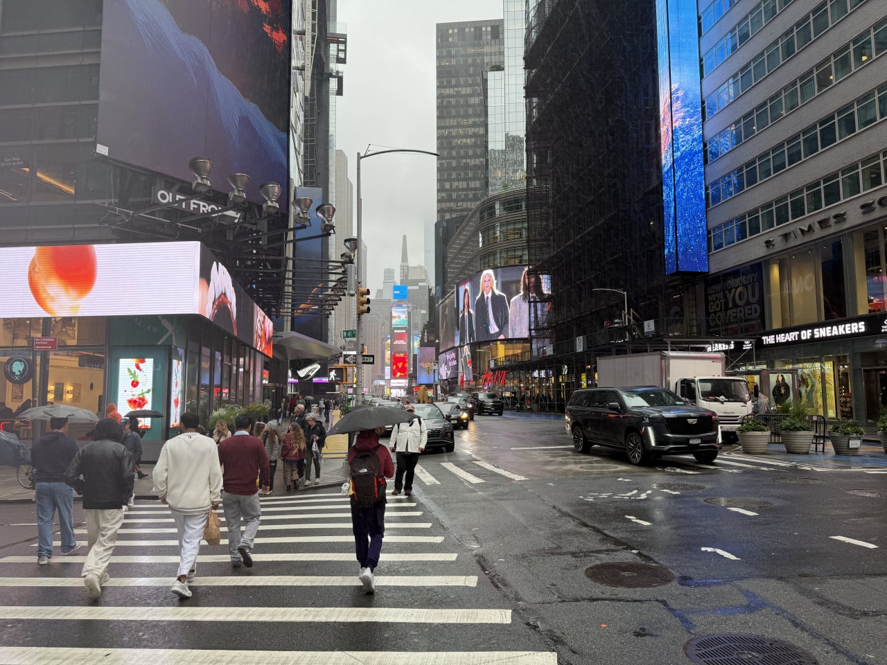 Deštivá Times Square s chodci, auty a svítícími billboardy otevřené.
