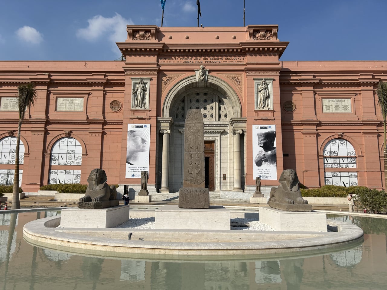 Egyptské muzeum v Káhiře s egyptskými sochami a obeliskem před vchodem