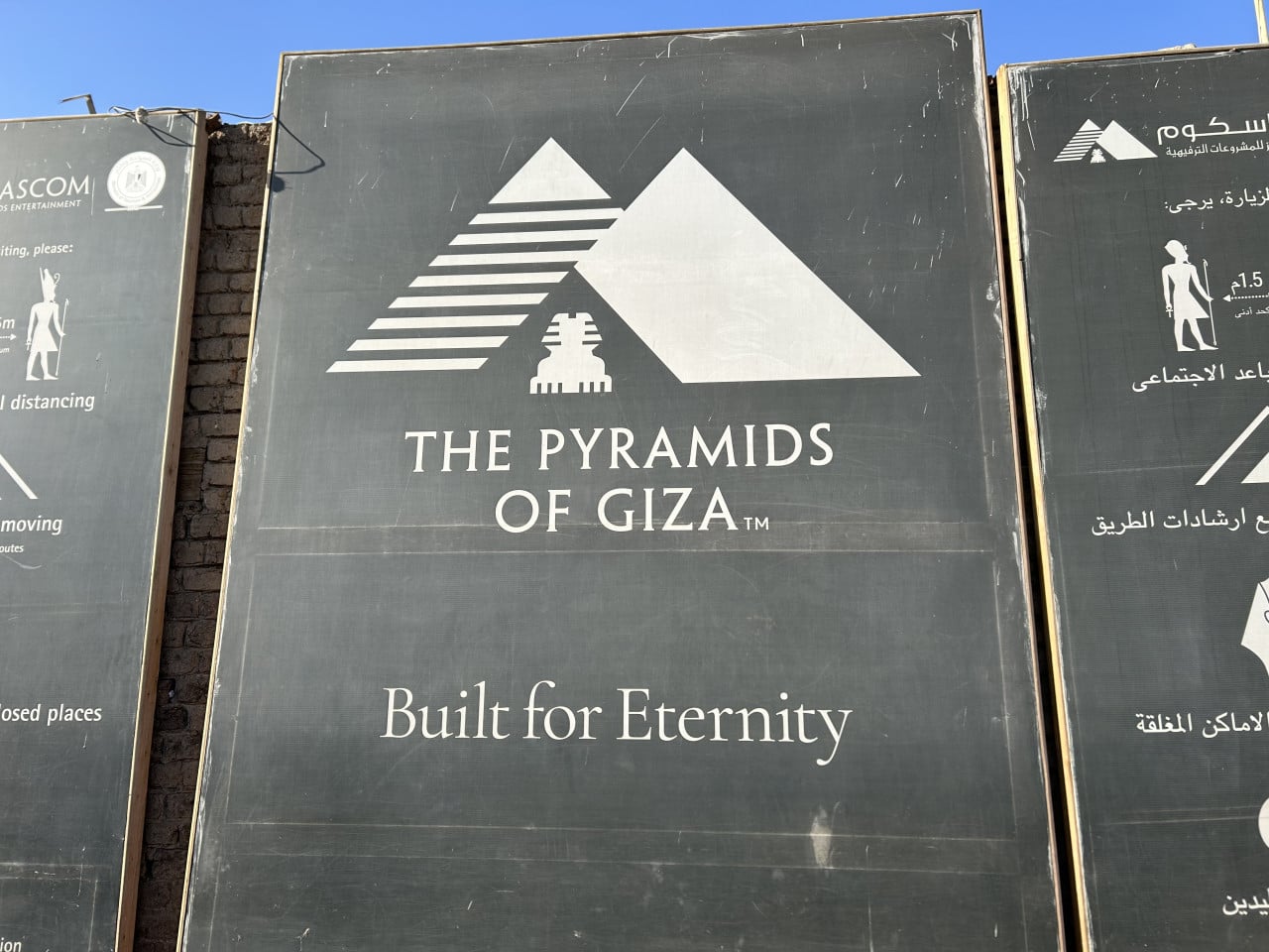 Informační cedule The Pyramids of Giza, Built for Eternity s piktogramem pyramid.