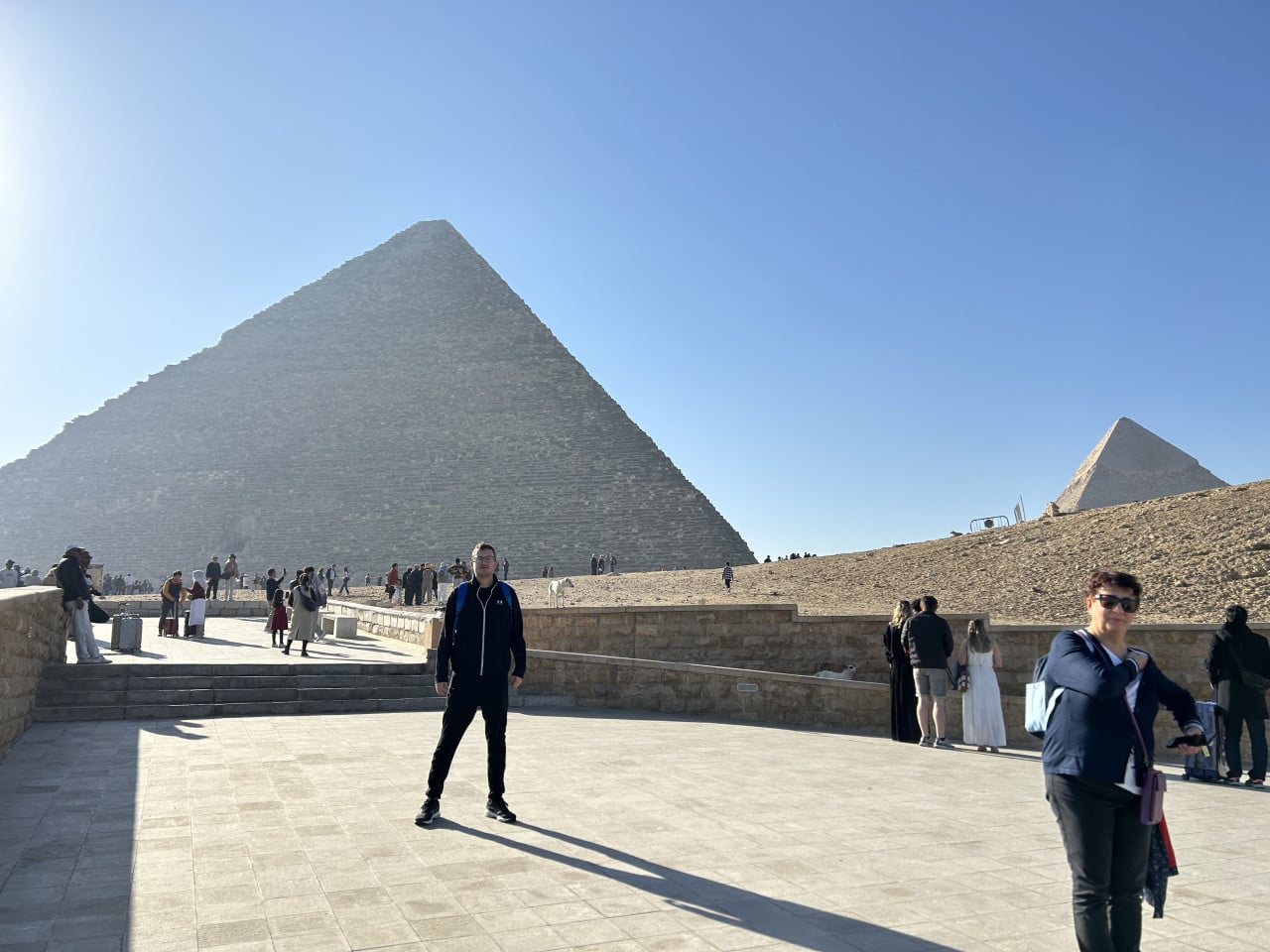 Pyramida v Gíze, turisté na vyhlídce a jasně modrá obloha celý výstup to be just alt text. Need no punctuation maybe okay.