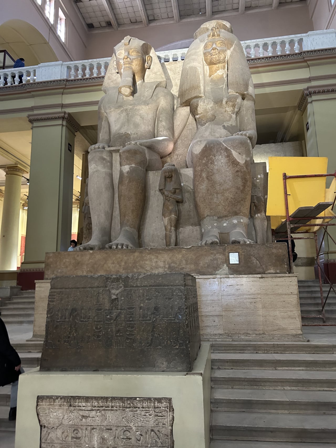 Socha faraona a královny v egyptském muzeu, po stranách schodiště.