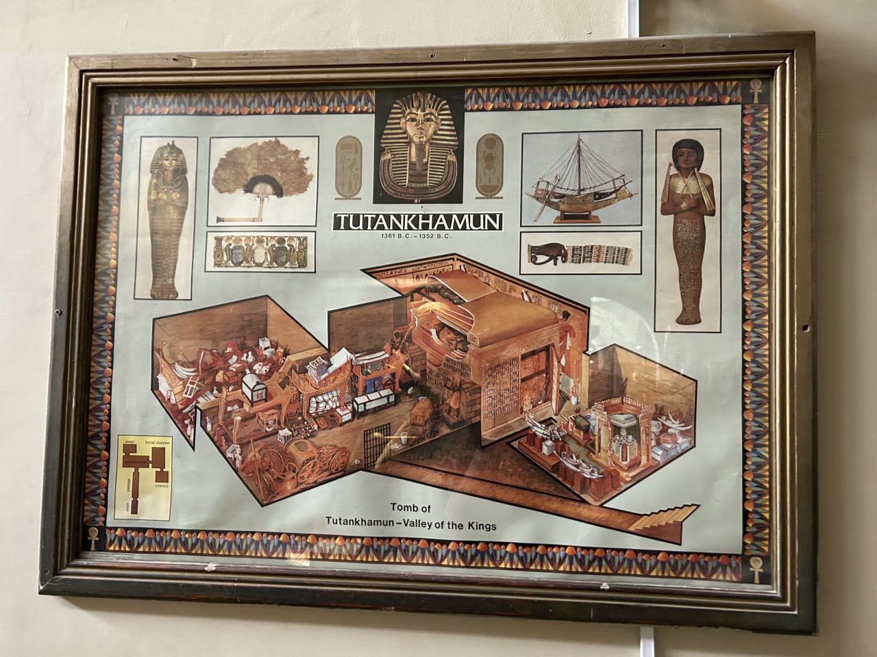 Rámovaný plakát Tutanchamona s diagramem jeho hrobky a egyptskými artefakty