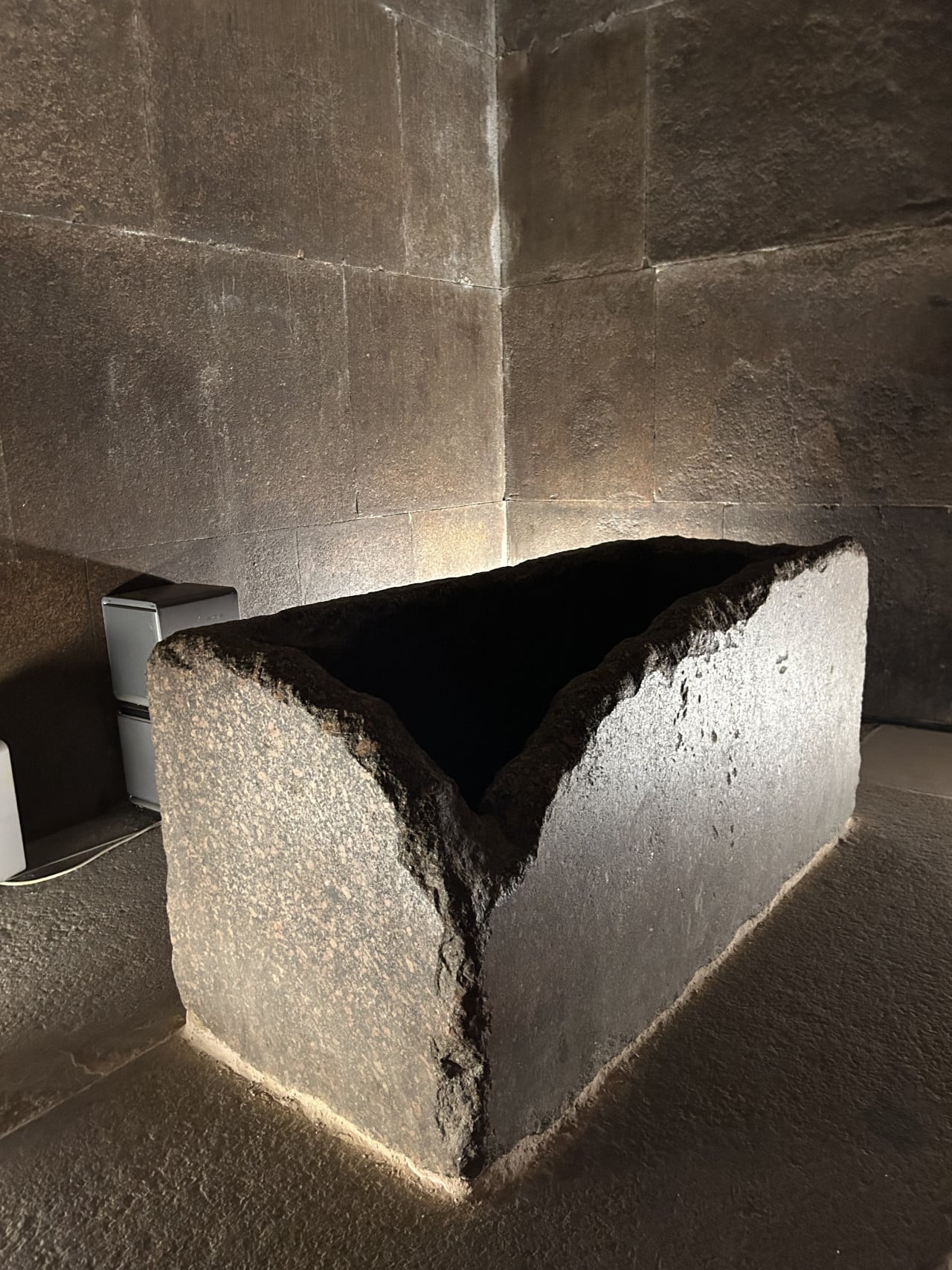 Kamenný sarkofág v Cheopsově pyramidě v úzké kamenné místnosti.