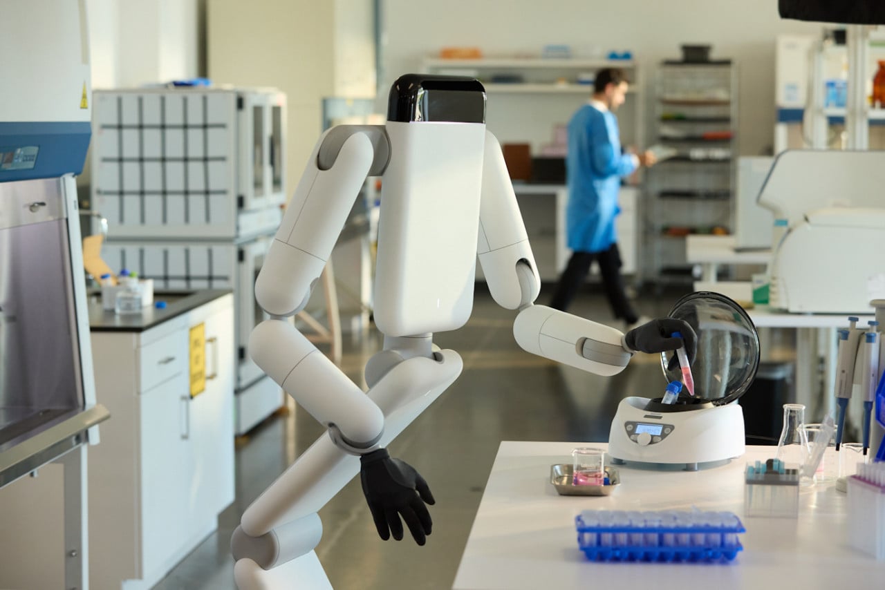 Robot Eno od Genesis AI nemá hlavu ani obličej, a přesto by mohl změnit, jak roboti vypadají