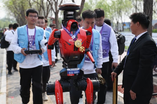 Humanoidní robot porazil člověka v půlmaratonu a stanovil nový světový rekord