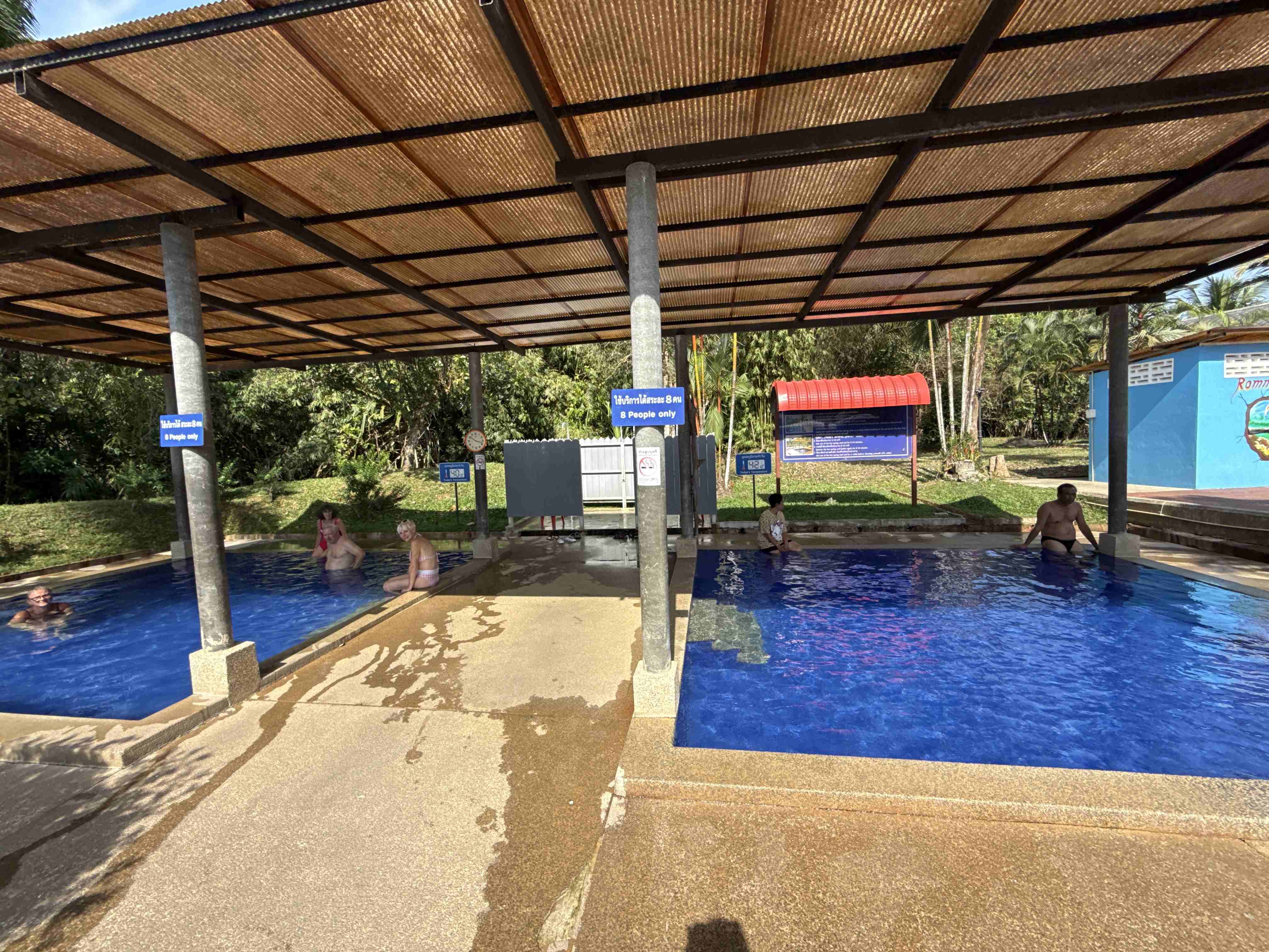 Kryté bazény Rommanee Hot Spring s návštěvníky; cedule 8 People only.