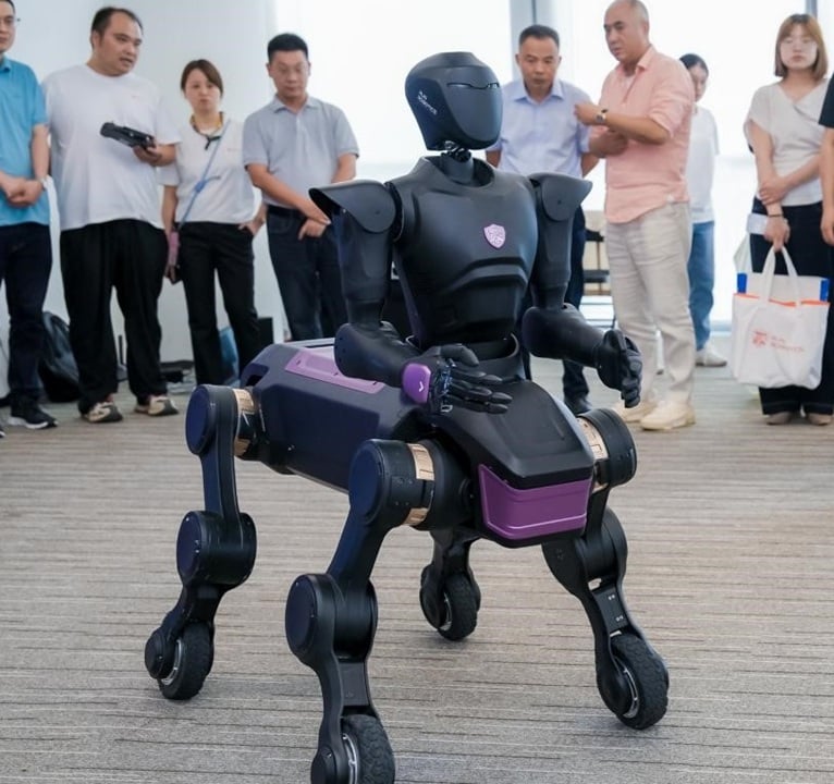 Čína představila prvního robotího Kentaura. Pracovat bude tam, kde lidé umírají