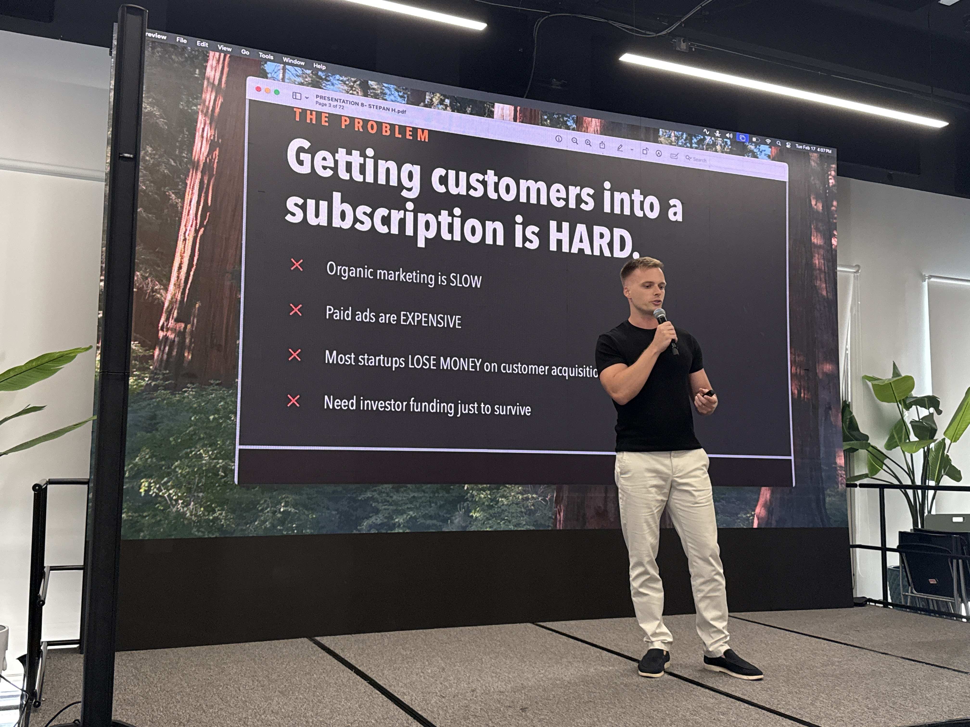 Řečník na pódiu Štěpán Hlinka, slide: Getting customers into a subscription is HARD.