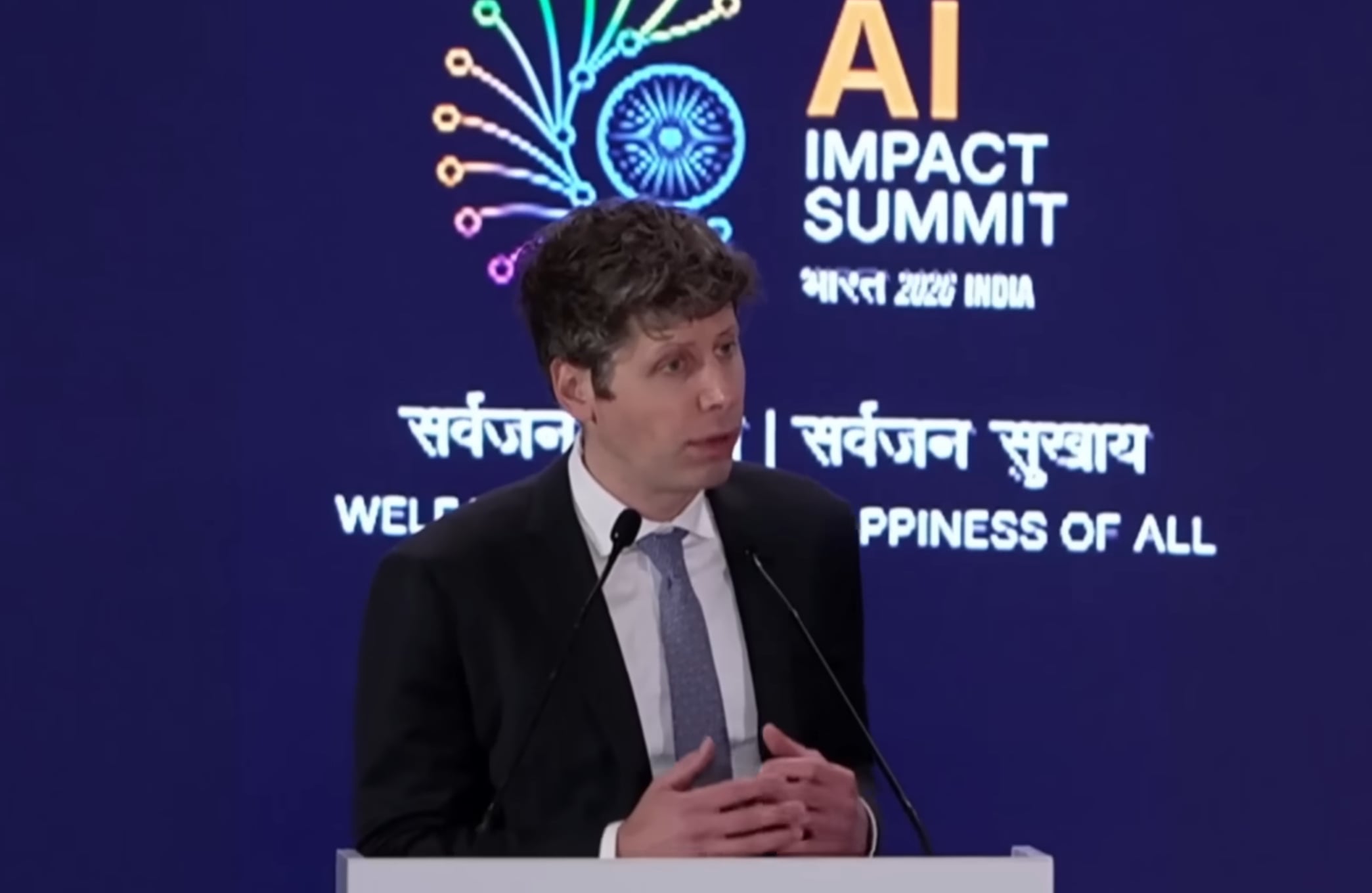 Sam Altman: „Vychovat člověka stojí víc energie než trénovat AI"