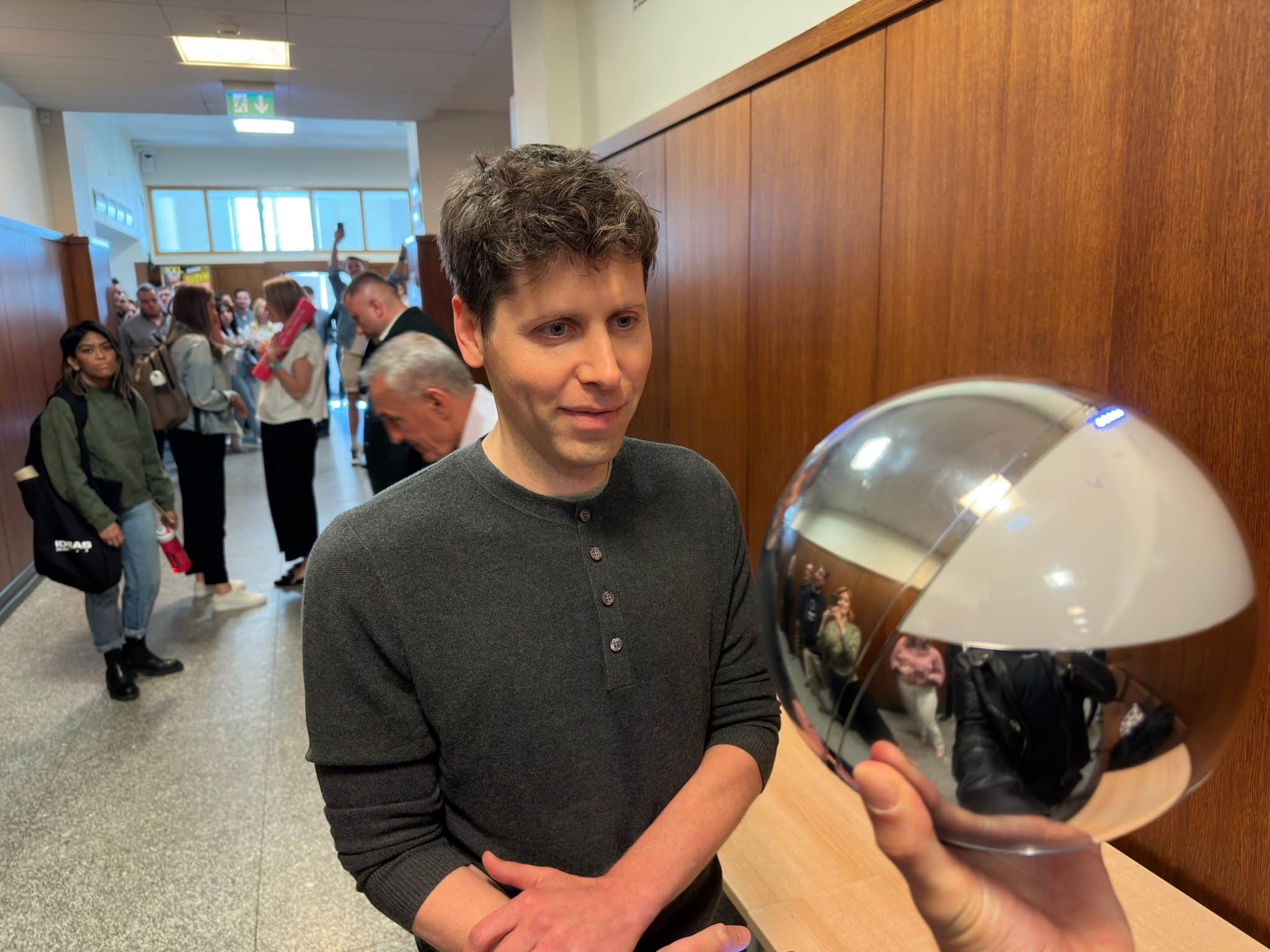 Sam Altman a orb na skenování duhovky.