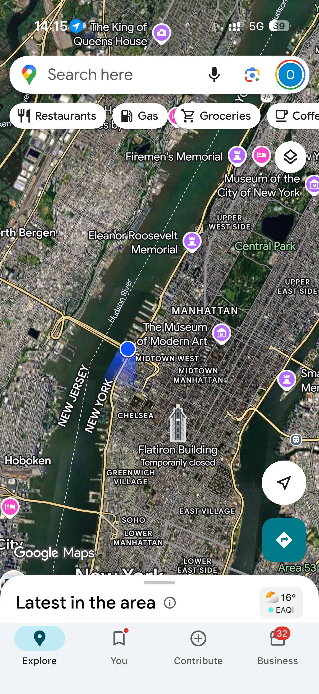 Satelitní mapa Manhattanu s modrou polohou u Hudson River a nápisy New York, New Jersey, Manhattan.