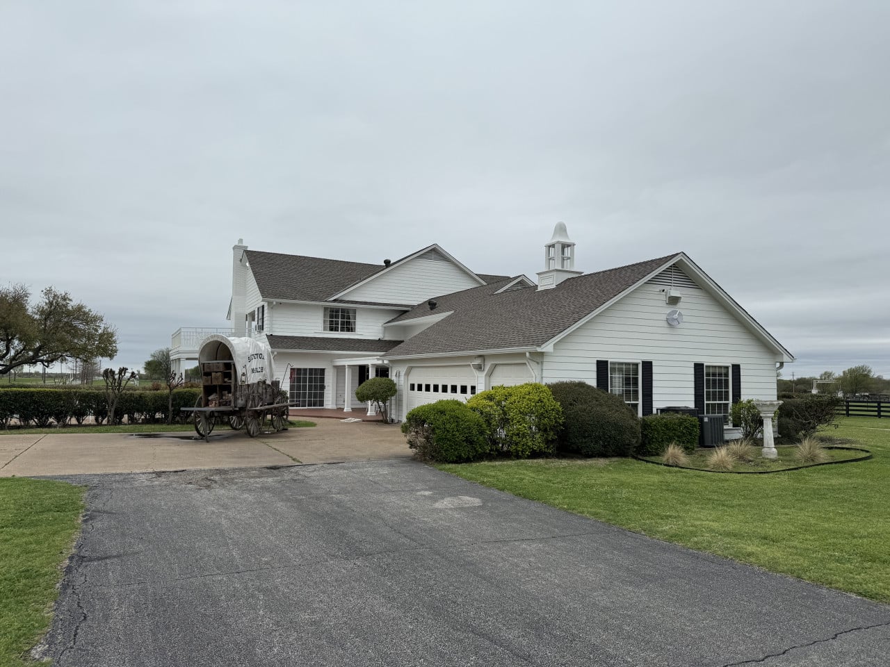 Bílý dům Southfork Ranch s garáží, příjezdovou cestou a vozem SOUTHFORK RANCH.